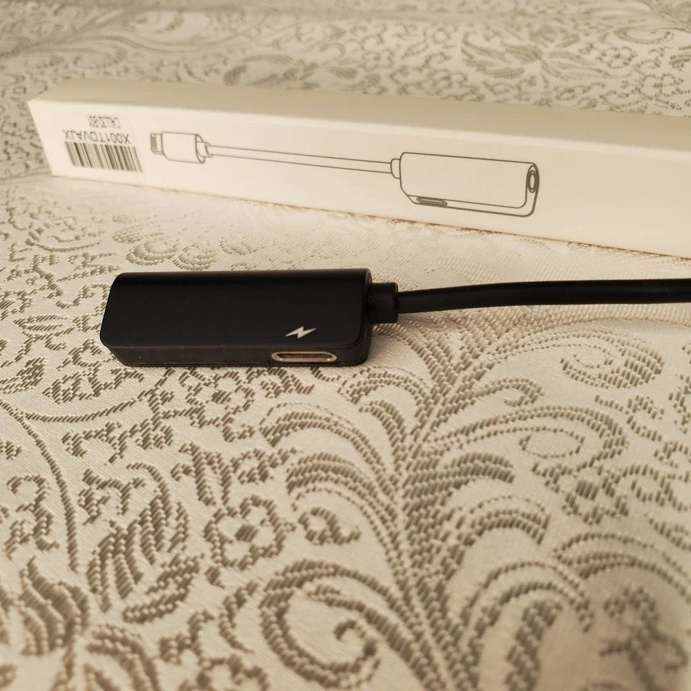 L32‎ 8-pin connector to 3.5mm Headphone Jack Adapter for i Phone CALL32-B01